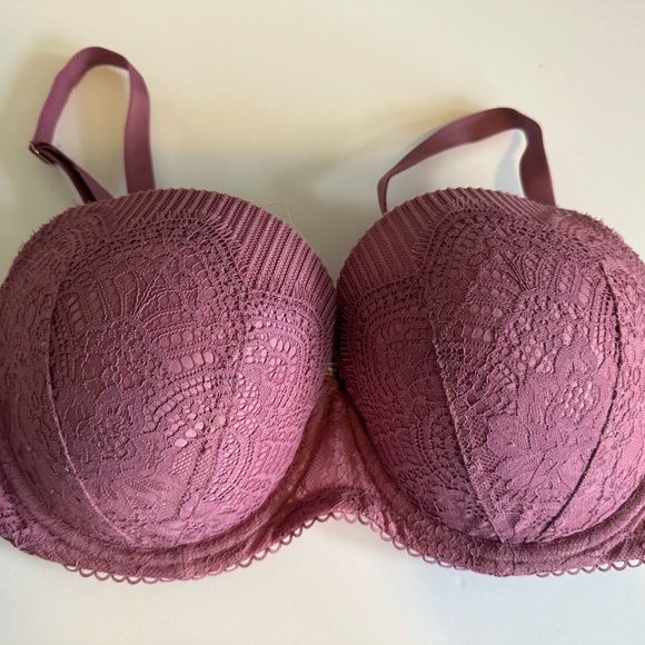 LIKE NEW. 36DD Victoria’s Secret lightly lined underwire bra. Worn once. - Picture 4 of 4